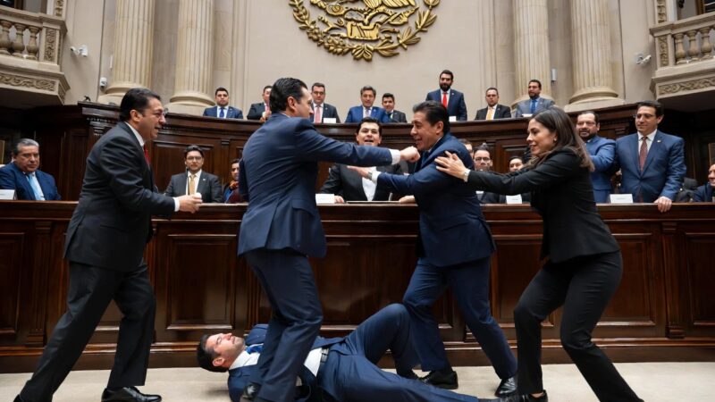 ¡Puños en la Tribuna: El Senado Se Convierte en Ring de Barrio!